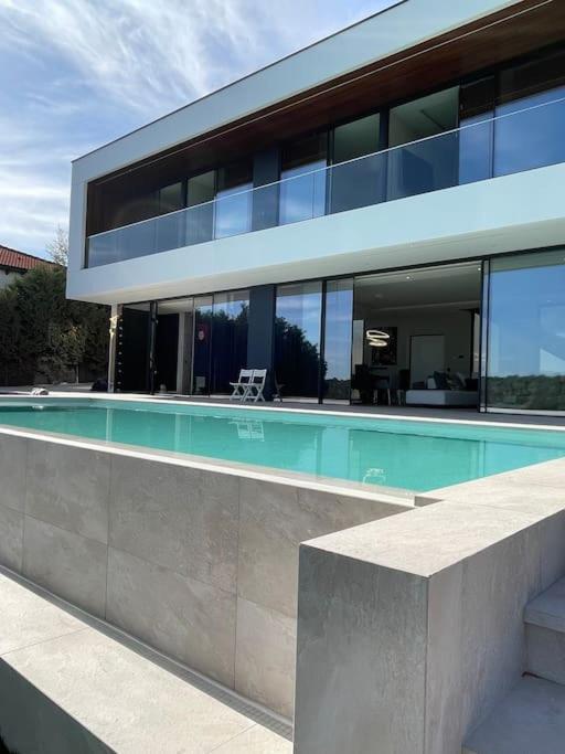 Exclusiva Con Piscina Infinity Y Jacuzzi! Holiday home Valdemorillo